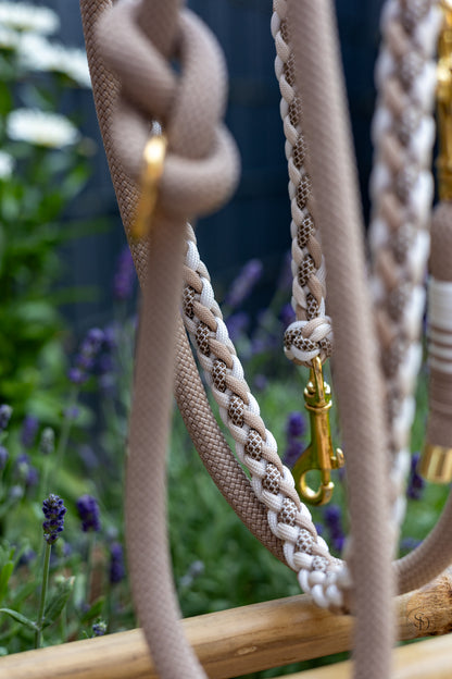 Hundeleine „Paracord Tau“ in Beige und Weiß